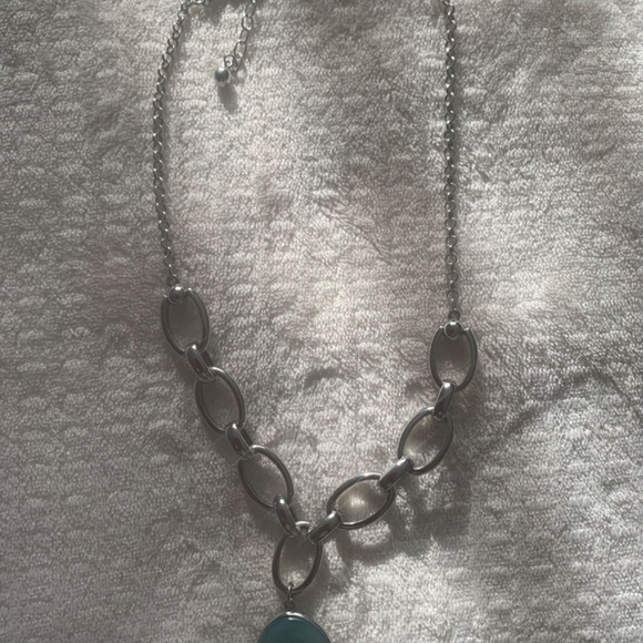 White House Black market necklace - Picture 2 of 4